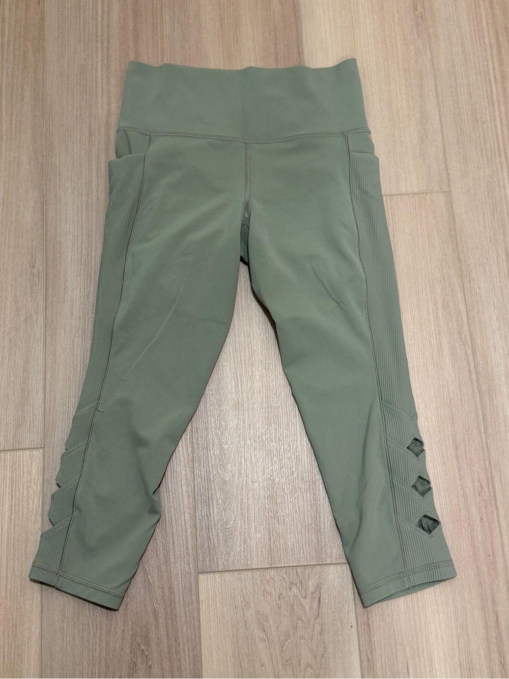 Athleta Salutation Stash Pocket II Cutout 7/8 leggings—Medium Petite